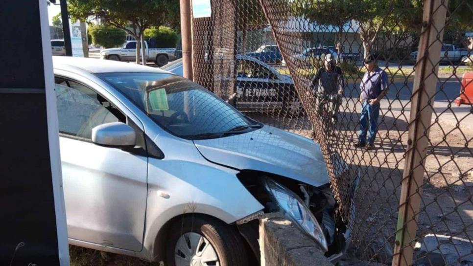 Chocan en la colonia Del Bosque de Guasave y dejan daños materiales