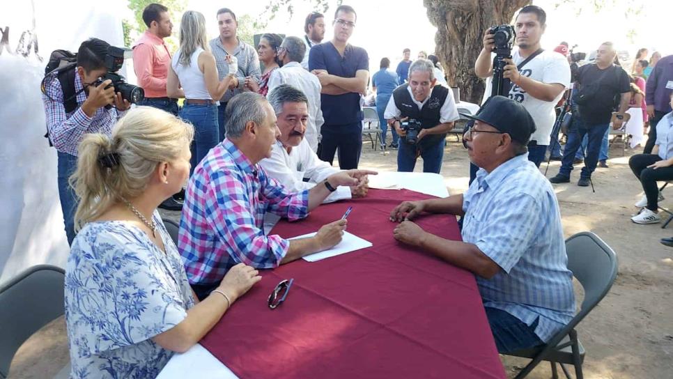 Se compromete alcalde de Ahome a poner agua potable a habitantes de Las Crucecitas Viejas