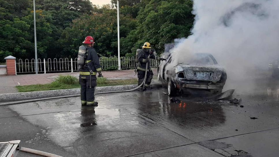 Auto queda calcinado tras chocar sobre el Malecón Nuevo, en Culiacán