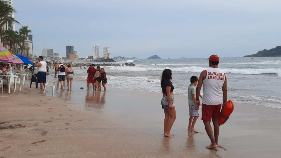 Restringen acceso a playas en zona turística de Mazatlán por «Roslyn»