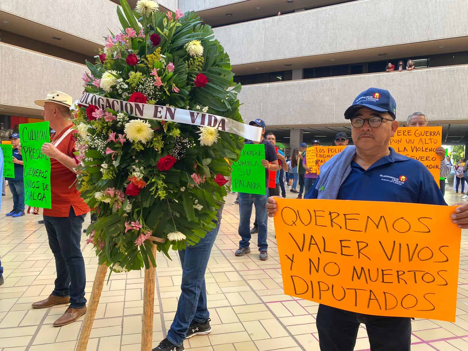 Policías jubilados se manifiestan con corona fúnebre en Palacio de Gobierno