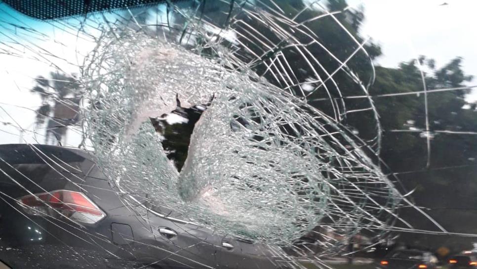 Piedra rompe parabrisas de auto en Culiacán; el conductor desconoce de donde se originó la agresión