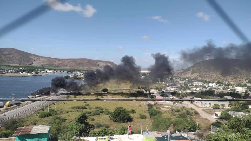 Fuego arrasa con un yate en el marina de Topolobampo