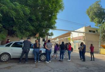 Se plantan vecinos de Las Coloradas y Las Amapas en las oficinas de CFE