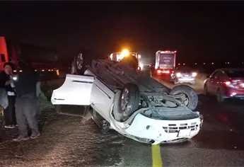 Choca contra el muro y vuelcan en la México 15, hay una mujer lesionada