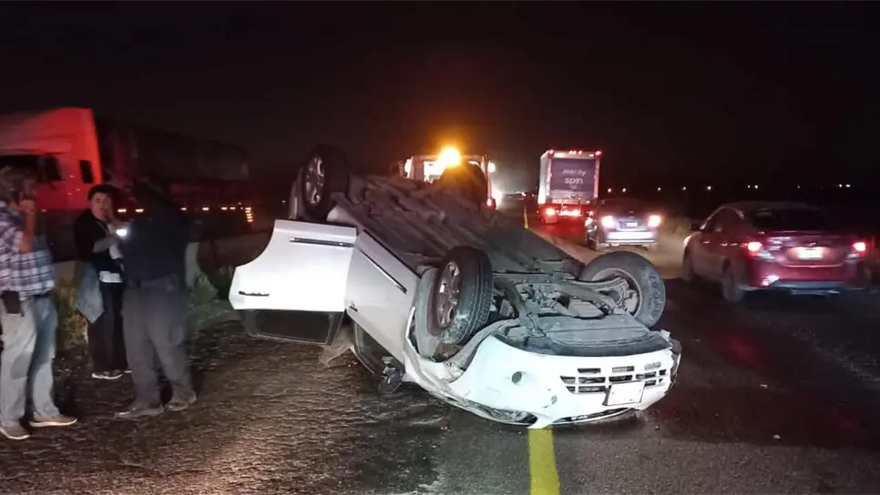 Choca contra el muro y vuelcan en la México 15, hay una mujer lesionada