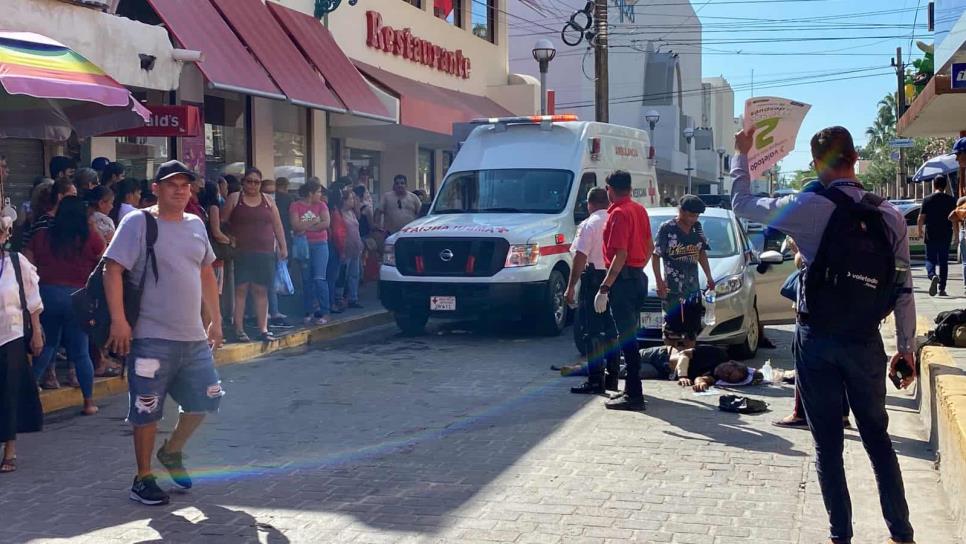 Atropella mujer a indigente en el Centro de Mazatlán