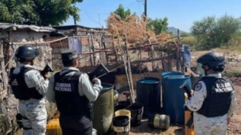 Guardia Nacional asegura bidones con combustible en Guamúchil