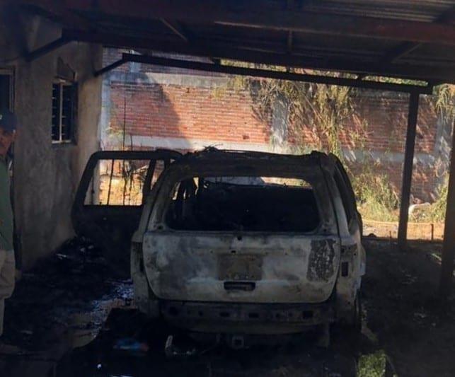 Camioneta queda calcinada tras incendio al sur de Culiacán