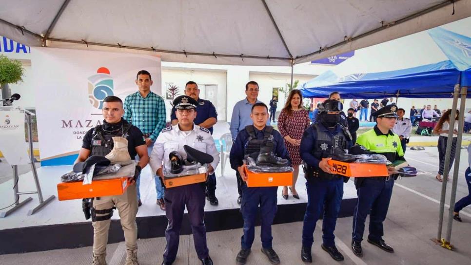 Entregan uniformes a policías y tránsitos de Mazatlán