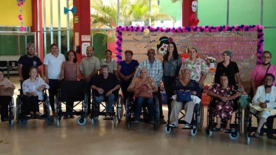 DIF Sinaloa entrega silla de ruedas a adultos mayores