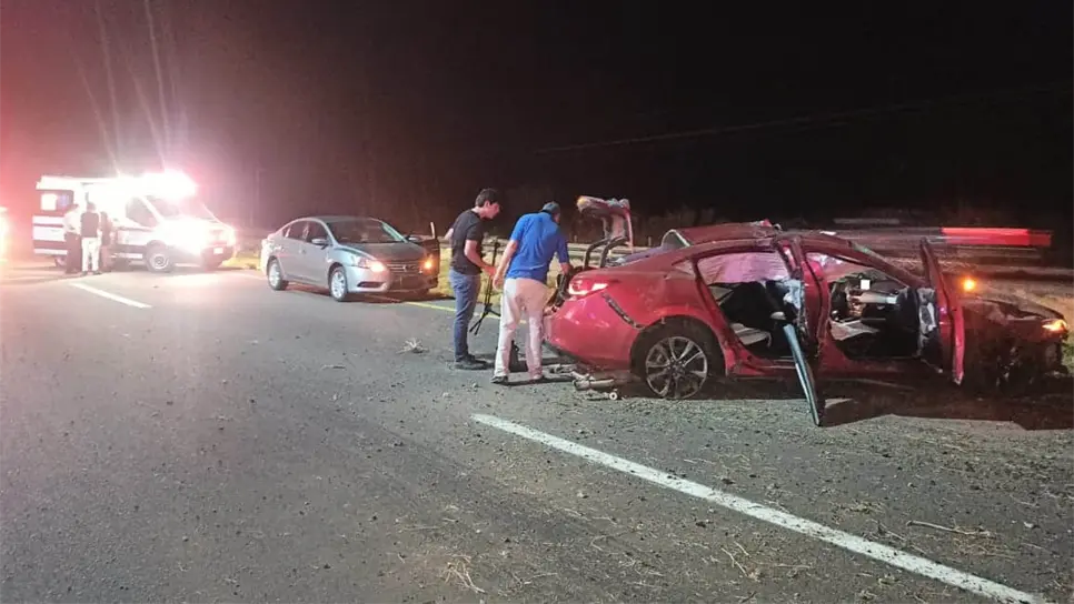 Una familia lesionada en accidente sobre la México 15