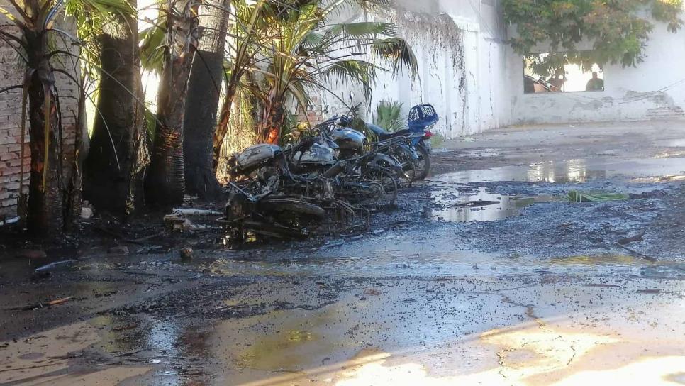 Nueve motocicletas calcinadas deja incendio en palmeras de Los Mochis