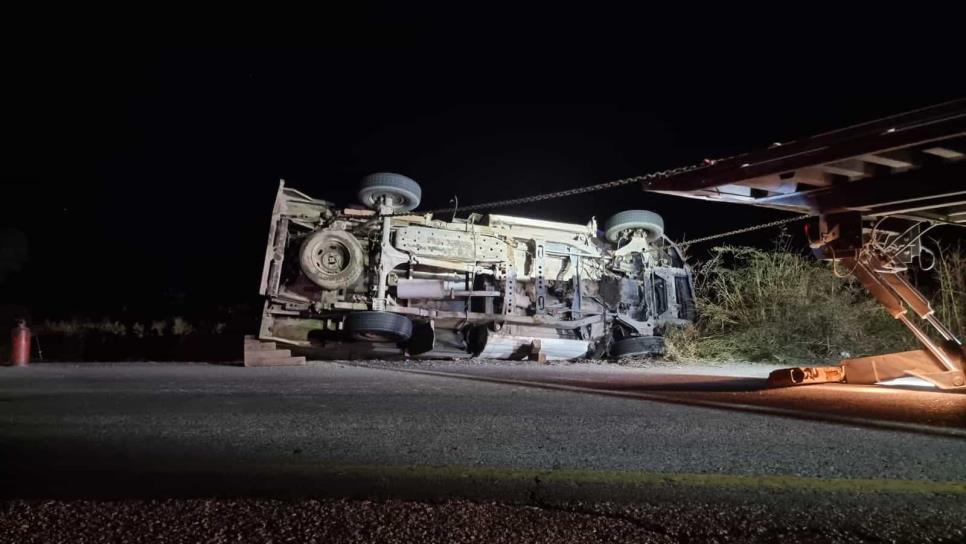 Chófer de camioneta cargada con hielo muere tras volcadura en la carretera Quilá-Eldorado