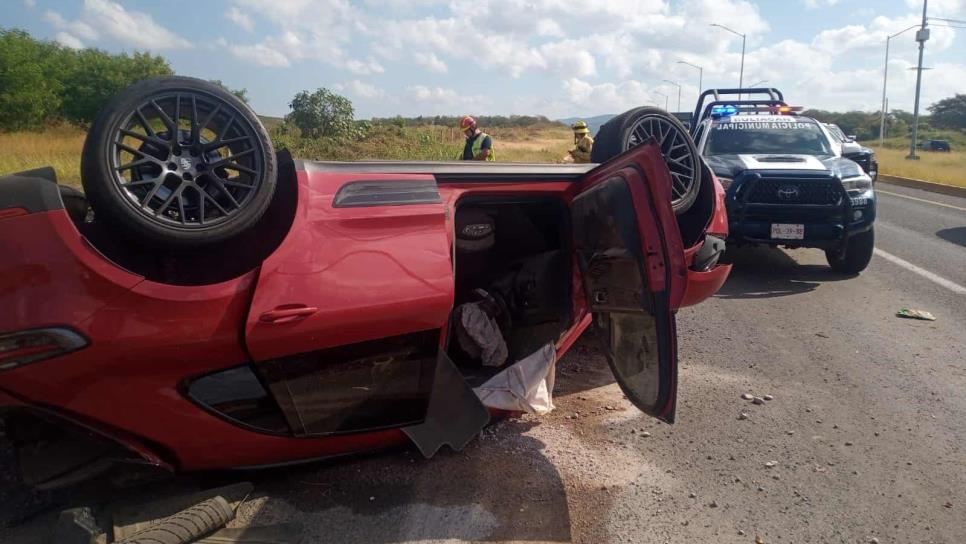 Joven de 18 años vuelca en camioneta Porsche en la carretera La Costerita