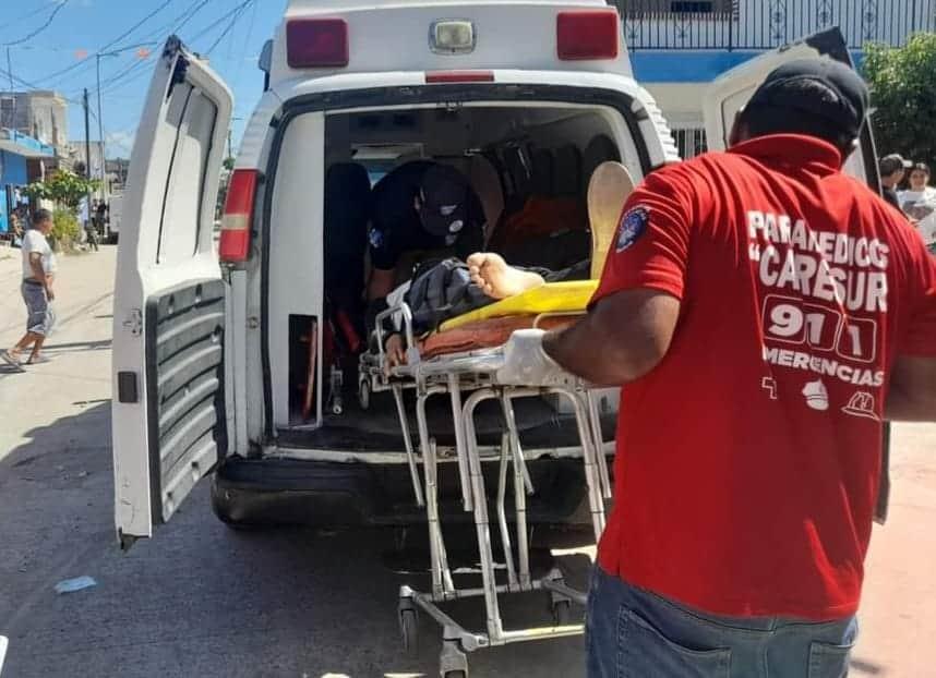Motociclista se estrella contra taxi en Villa Unión y queda fracturado