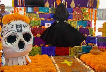 Conmemoran el Día de Muertos con altares en explanada de Palacio de Gobierno