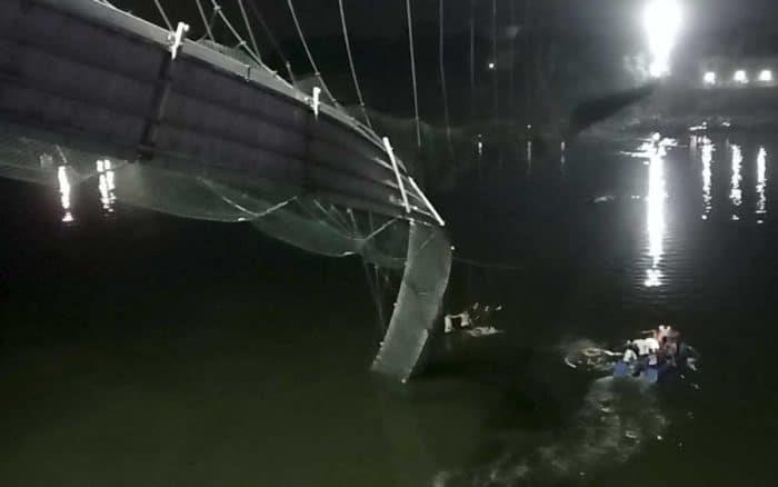 Momento exacto en que cae puente en la India; van más de 140 muertos | VIDEO