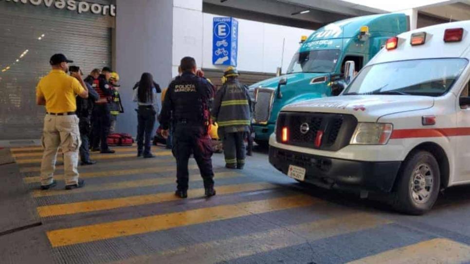 Hombre cae desde estacionamiento de la plaza Forum de Culiacán