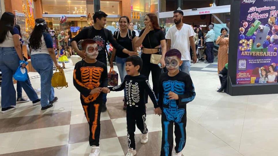 Niños celebran Halloween recorriendo plazas y calles de Mazatlán