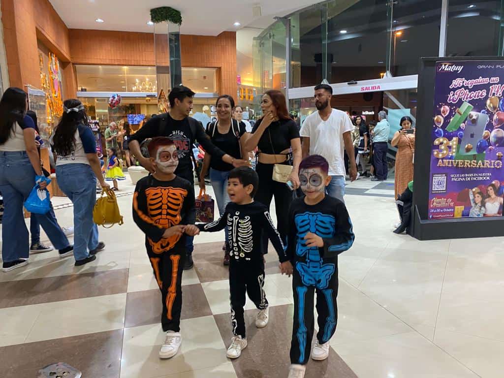 Niños celebran Halloween recorriendo plazas y calles de Mazatlán