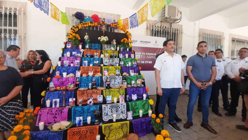 Recuerdan a policías caídos con un altar del Día de Muertos en Mazatlán