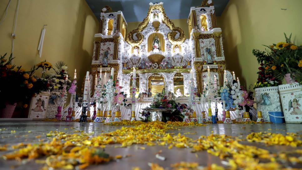 Altares monumentales honran a difuntos en el Día de Muertos en México