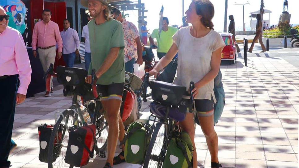Ciclistas ingleses llegan a Mazatlán en su recorrido por bicicleta desde Argentina