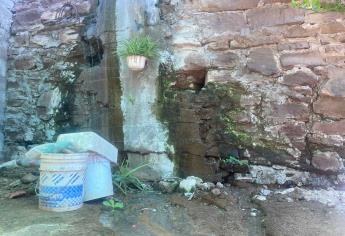 Fuga de agua mantiene a doña Rosa entre malos olores y hasta gusanos