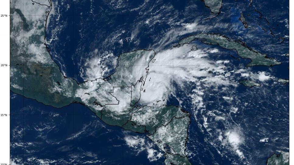 Huracán Lisa amenaza al sureste de México