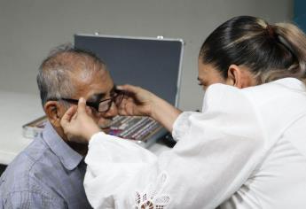 Regalan lentes a abuelitos de Mazatlán