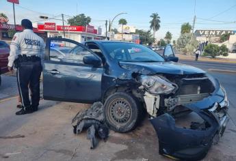 Abuelita provoca accidente y casi se mete a un negocio de telefonía