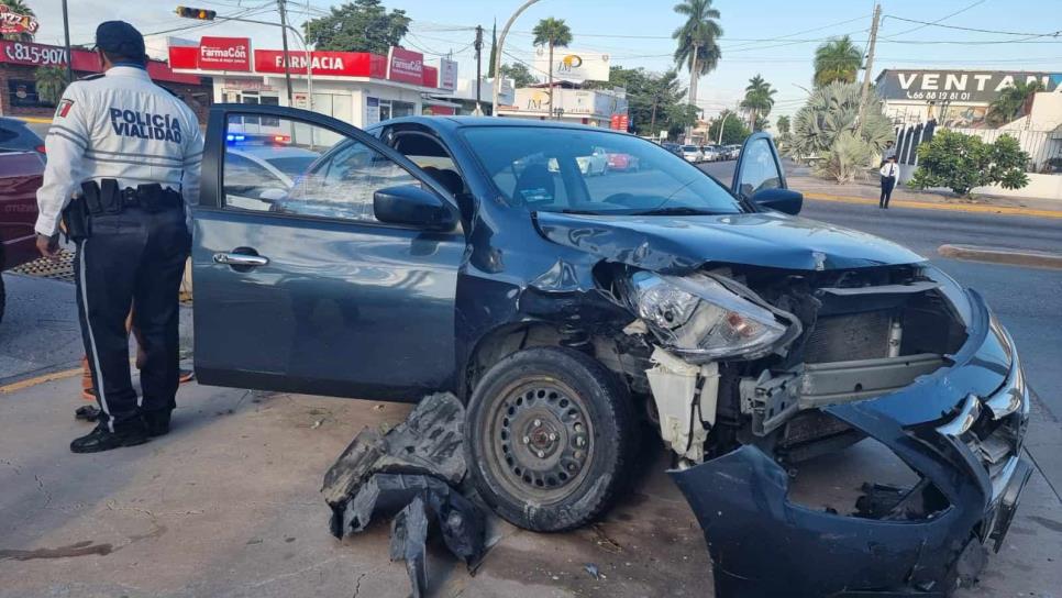 Abuelita provoca accidente y casi se mete a un negocio de telefonía