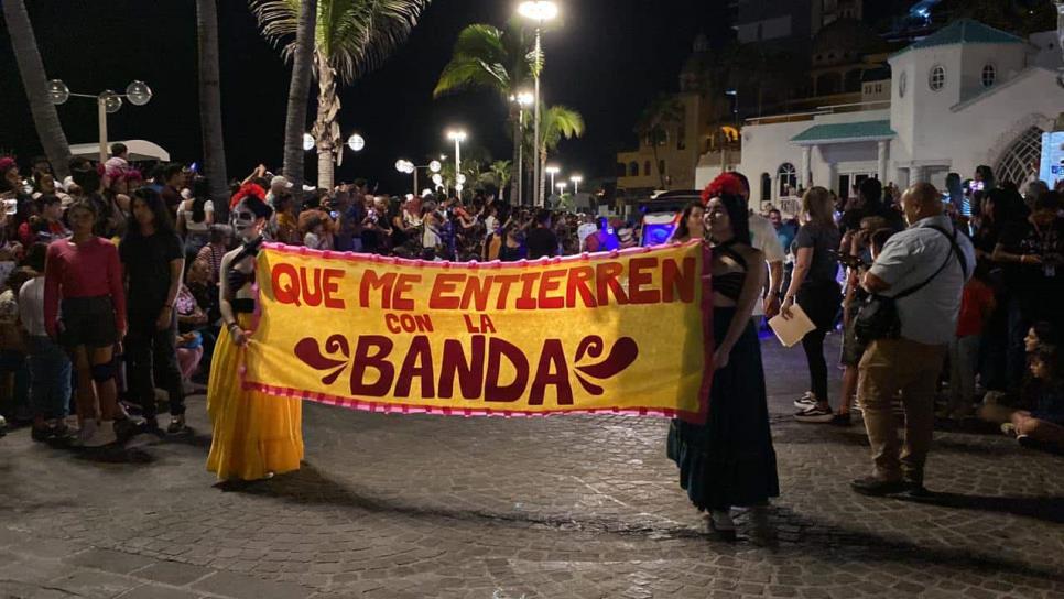 Mazatlán se llena de baile, música y colores con el desfile de Día de Muertos