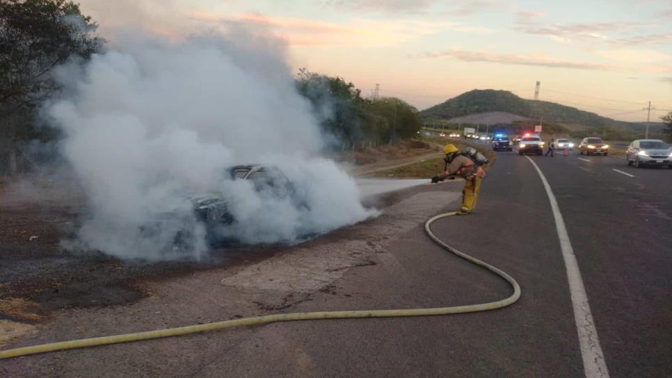Camioneta queda calcinada tras quemarse en la salida sur de Culiacán