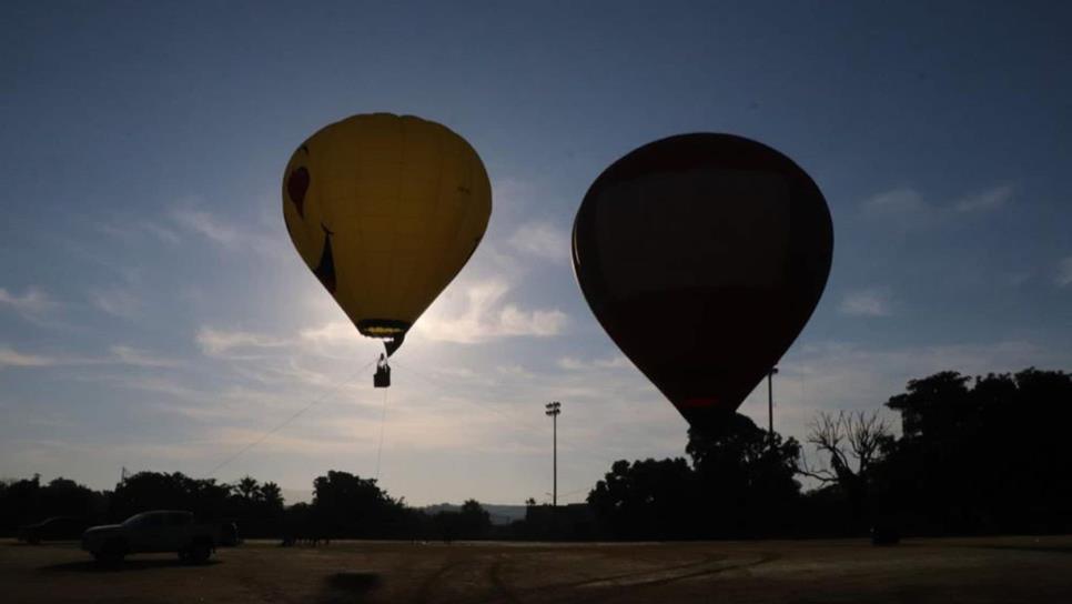 Badiraguato celebra aniversario con exhibición de globos aerostáticos