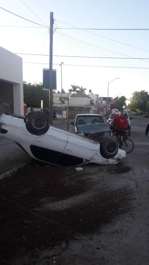 Conductora vuelca en Guasave tras derribar un poste y choca con una camioneta