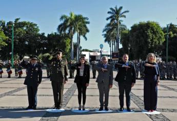 Para fomentar el respeto, autoridades estatales realizan izamiento de bandera