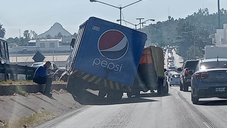 Choca camión de compañía refresquera y desquicia el tráfico en Mazatlán