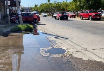 Otra fuga de agua más en Mazatlán, ahora en la avenida Bicentenario