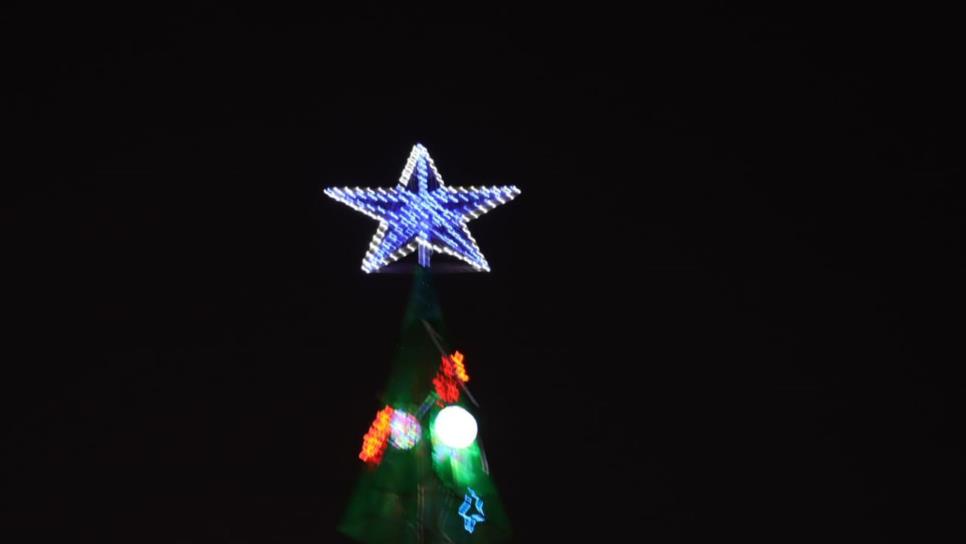 Encienden estrella del árbol navideño en Ahome