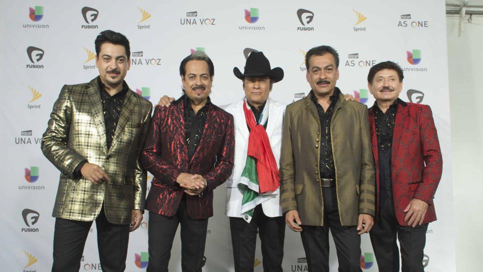 En pleno concierto Los Tigres del Norte se enteran de la muerte de su madre