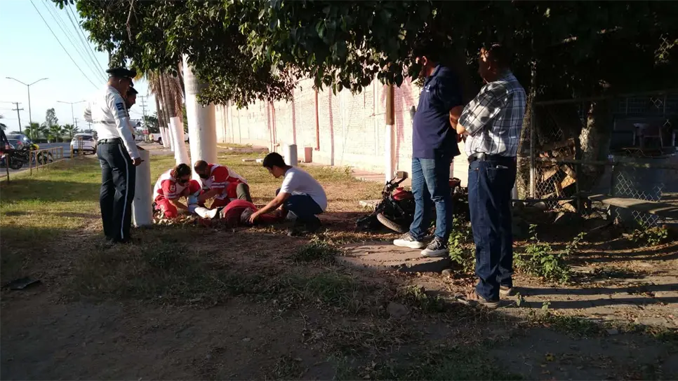 Motociclista lesionado tras chocar contra tráiler en Culiacán