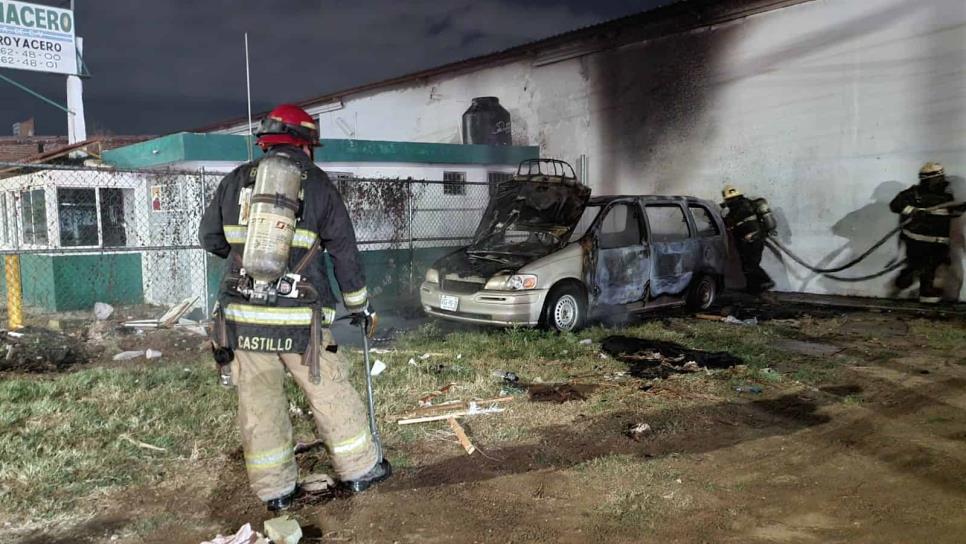 Fuego arrasa con camioneta en la colonia El Barrio de Culiacán