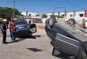 Dos mujeres lesionadas tras aparatoso choque y volcadura en Guamúchil