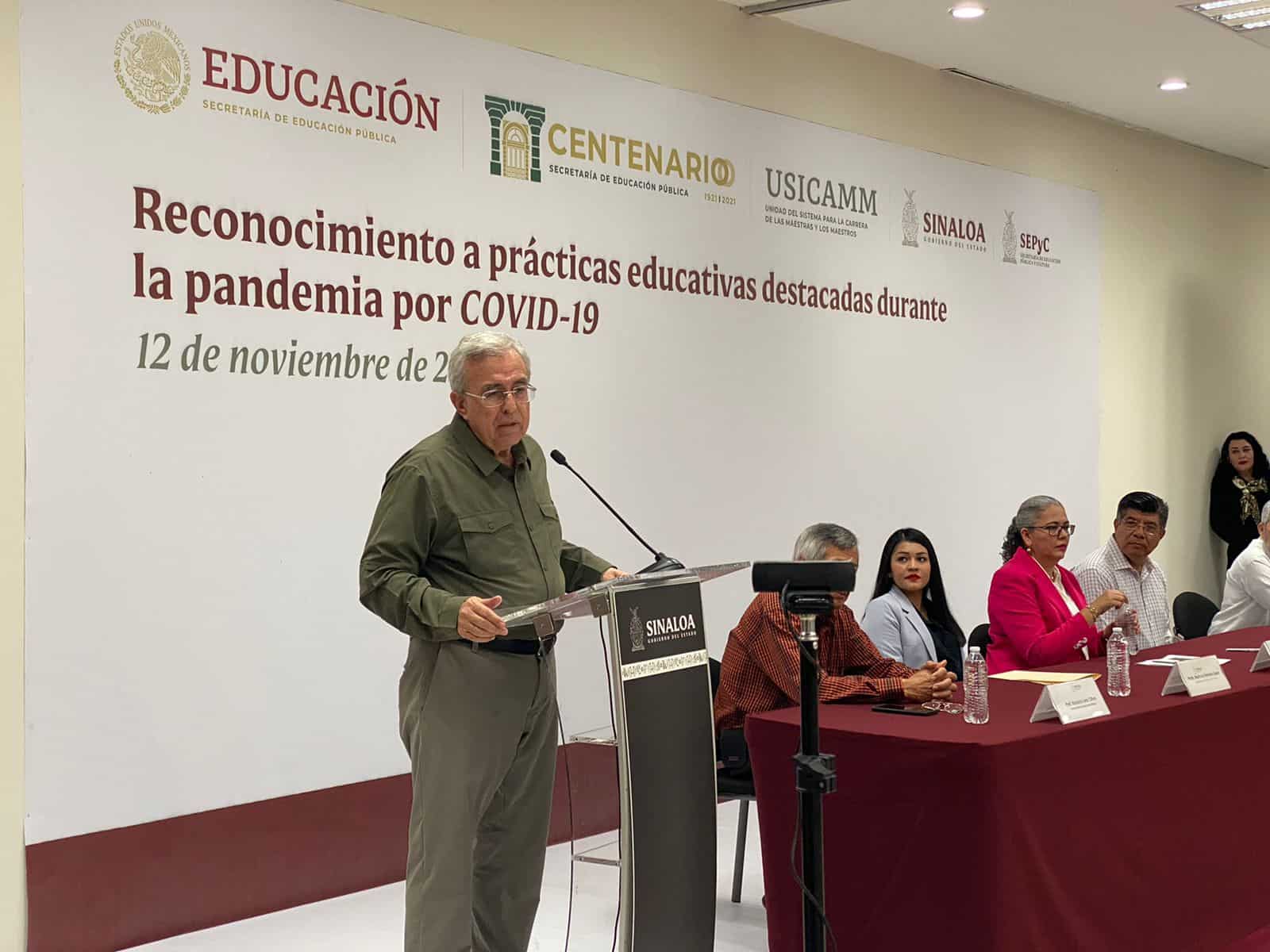 Reconocen a docentes por su trabajo en la pandemia