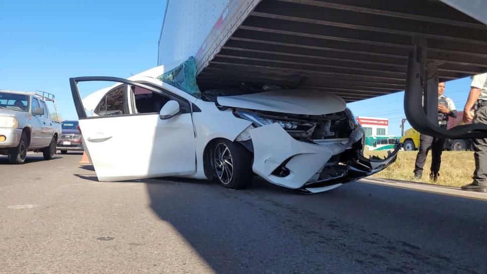 Madre e hija terminan prensadas abajo de un tráiler en la México 15