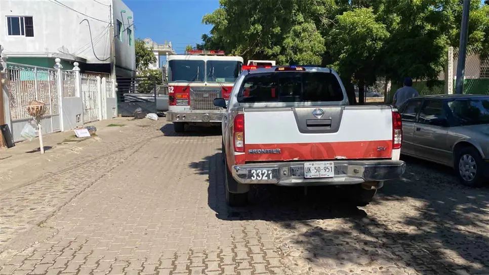 Corto circuito arrasa con la planta baja de una casa en Mazatlán