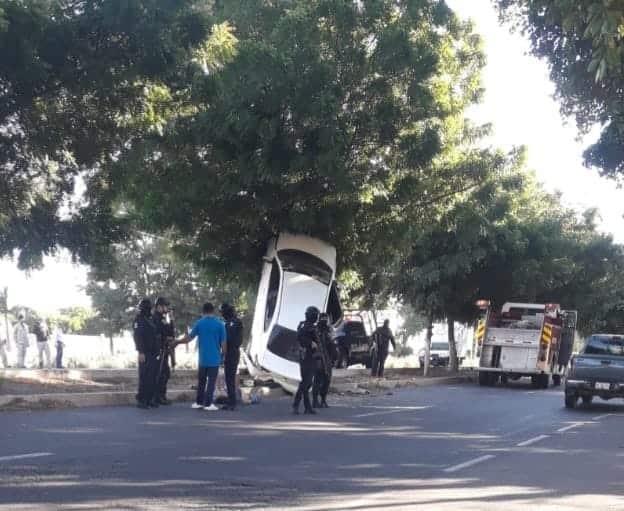 Auto queda encima de árbol tras accidente en la carretera Culiacán-Navolato