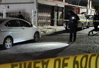 Hombre deja abandonado su auto en el sector Barrancos, Culiacán, tras atentado a balazos de carro a carro